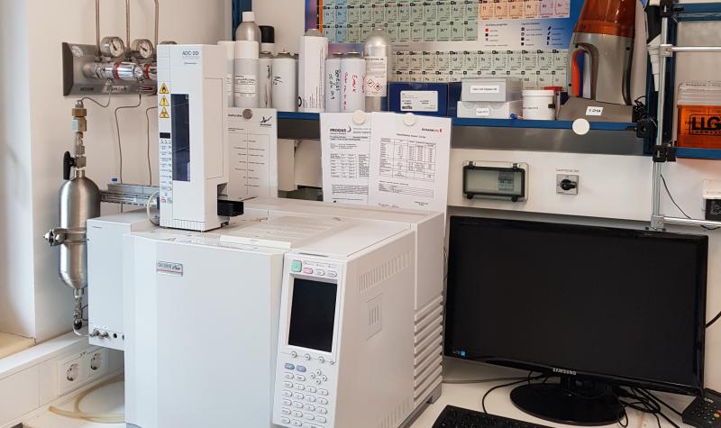 Spring 2012: Installation of a gas chromatograph